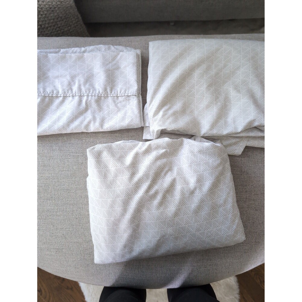 Twin sheet set Amazon basics - like new